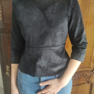 Czarna bluzka z baskinką COS